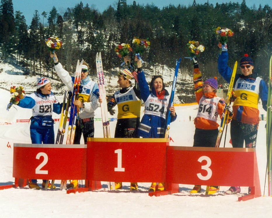 Mitalistit ja opashiihtäjät tuulettamassa voittoa podiumilla.